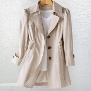Trench beige clair, col et revers, boutons et poches plaquées sur la manche.