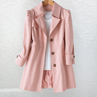 Manteau trench rose poudré avec boutons bruns, col cranté et poches sur la poitrine.