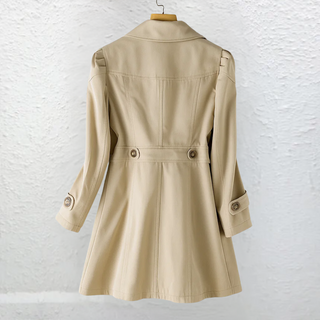 Trench beige clair vu de dos, patte ventrale et boutons à la taille.