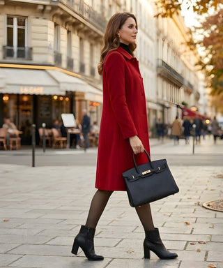 Manteau rouge long, boutonnage au buste, manches longues, col tailleur.