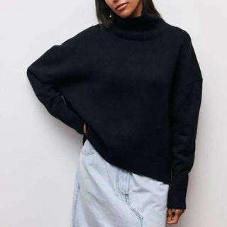 Pull oversize en maille bleu marine foncé, col cheminée, manches longues, coupe ample.
