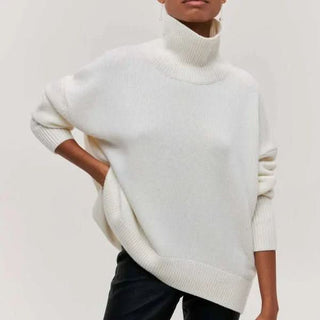 Pull oversize en maille blanc cassé, col cheminée côtelé, manches longues, coupe ample.