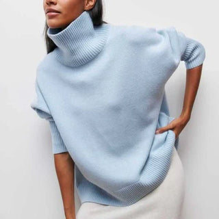 Pull oversize en maille bleu clair, col cheminée côtelé, manches longues, coupe décontractée.