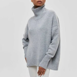 Pull oversize en maille gris clair, col cheminée côtelé, manches longues, coupe ample.