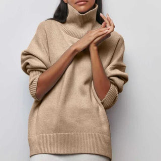 Pull oversize en maille beige, col cheminée côtelé, manches longues, coupe ample.