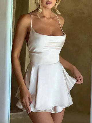 Emmy | Robe mini en satin à bretelles spaghetti croisée