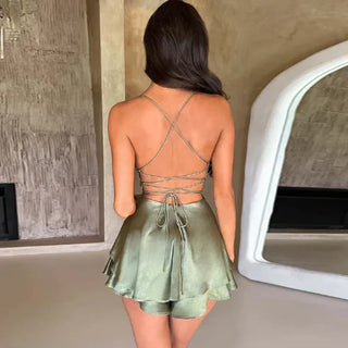 Emmy | Robe mini en satin à bretelles spaghetti croisée