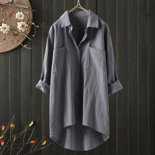 Chemise longue grise à coupe ample, col chemise, boutons, poches poitrine.