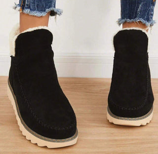Bottes d’hiver pour femme noires, hauteur cheville, semelle épaisse crantée et doublure.