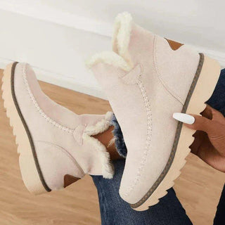 Bottes d’hiver pour femme beige à plateforme, tige à fourrure blanche et semelle épaisse.