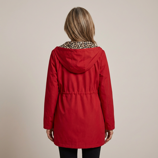 Manteau réversible rouge, vue dos avec capuche et bordure léopard
