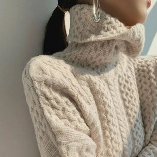 Pull en tricot cachemire beige à col montant torsadé