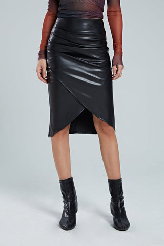 Edwina | Jupe midi en simili cuir avec effet drapé asymétrique