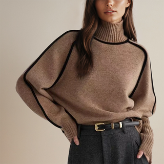 Pull col roulé en maille marron, bordure noire contrastée aux manches et au col.