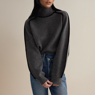 Pull col roulé gris foncé en maille, poignets et col côtelés.