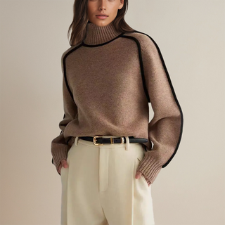 Pull col roulé marron en maille, liseré noir sur encolure et poignets côtelés.