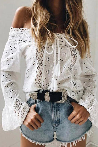Blouse dentelle blanche épaules dénudées, manches longues évasées, nœud au col