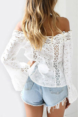 Blouse dentelle blanche épaules dénudées, manches évasées, boutons/œillets au devant