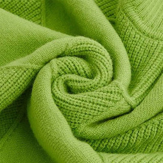 Gros plan sur la maille vert vif et le motif losanges en relief