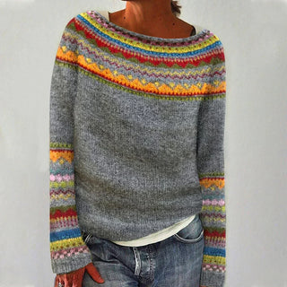 Pull femme gris chiné, encolure ronde large, motif multicolore rayé aux manches.