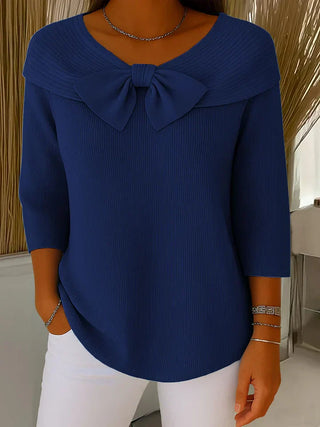 Pull femme bleu foncé à col rond noué, encolure à volants, manches trois-quarts