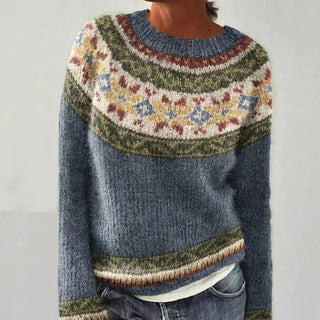 Pull femme bleu-gris, encolure ronde large, motifs jacquard multicolores sur le buste.