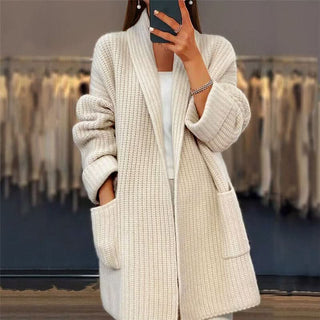 Cardigan en laine beige à maille texturée, coupe longue, poche plaquée et col châle