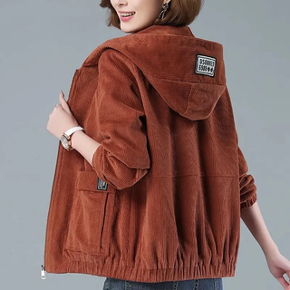 Veste en corduroy marron à capuche, fermeture zippée, poches plaquées et écusson
