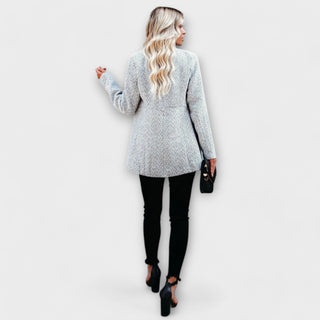 Veste de printemps grise chinée, col ouvert, manches longues, boutonnage.