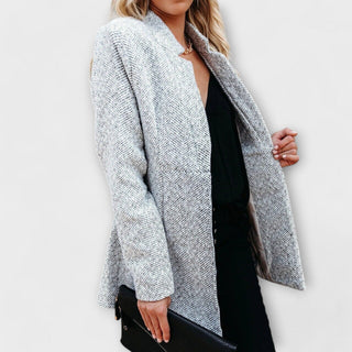 Veste de printemps grise chinée, coupe longue, col ouvert, manches longues.