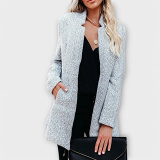Veste de printemps grise chinée, grand col, boutonnage, manches longues.