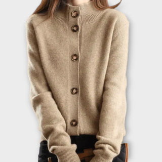 Cardigan doux Adriana beige clair, coupe près du corps, col montant, boutons marron devant.