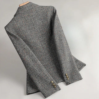 Blazer Premium gris, motif chevrons, manches longues, boutons décoratifs aux poignets.