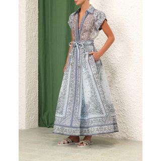 Ensemble blouse et jupe imprimées bleu, vue trois-quarts, ceinture nouée, motif central.