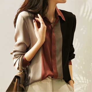 Chemise Aurelia en satin rose et noir, col classique, vue de profil avec manches