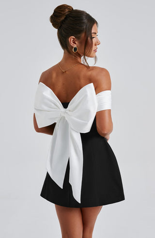 Delta | Robe mini sans épaules avec haut contrasté