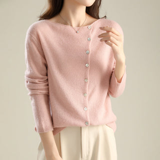 Blouse Vera en tricot rose clair, boutons nacrés, encolure en V et manches longues.