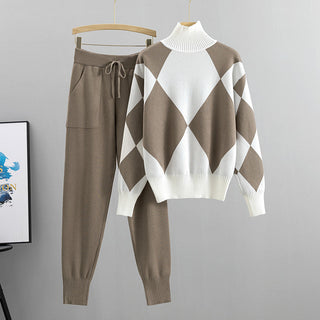 Ensemble pull à col cheminée et pantalon en maille légère kaki à motif losanges blanc