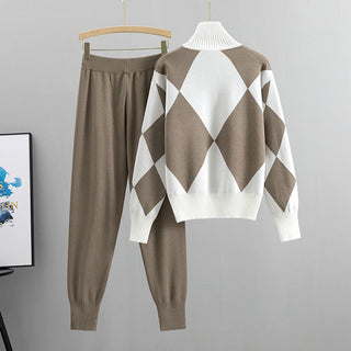 Ensemble pull col cheminée losanges kaki et blanc, avec pantalon en maille légère kaki