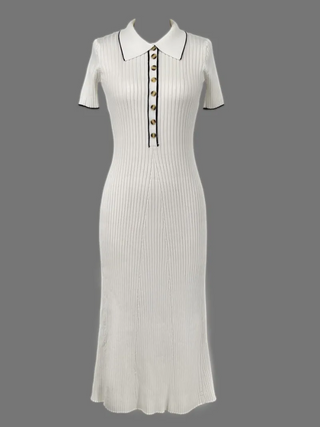 Robe midi en maille blanche, col en V, patte de boutons décoratifs.