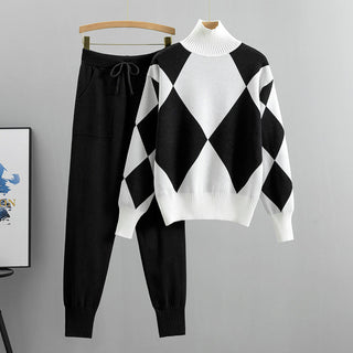 Ensemble pull col cheminée losanges noir et blanc, avec pantalon en maille légère noir