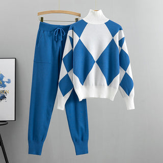 Ensemble pull col cheminée losanges bleu et blanc, avec pantalon en maille légère bleu