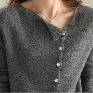 Blouse Vera en tricot gris à boutons, encolure en V, détails de la patte avant.