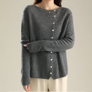 Blouse Vera en tricot gris foncé, patte boutonnée centrale et manches longues, coupe droite.