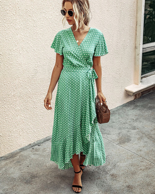 Robe fleurie avec décolleté en V & volants – Estivale & Élégante