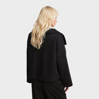 Manteau court noir à col châle, vue de dos, coupe ample, manches longues