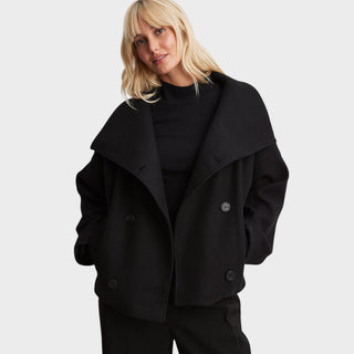 Manteau court noir à col châle, boutons devant et sur les poignets