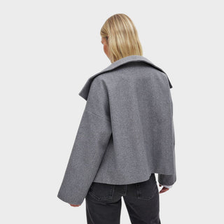 Manteau gris à col châle, vue de dos, fermeture boutonnée, coupe ample