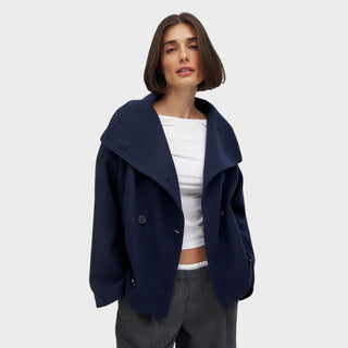 Manteau bleu à col châle, boutonnage décoratif devant, ouverture sur le bas