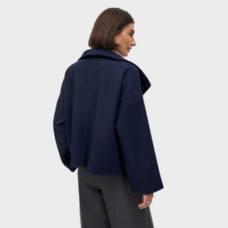 Manteau bleu à col châle, vue de dos, manches longues, coupe ample